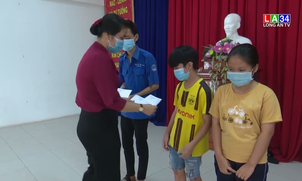 Trao học bổng cho các em học sinh có hoàn cảnh khó khăn