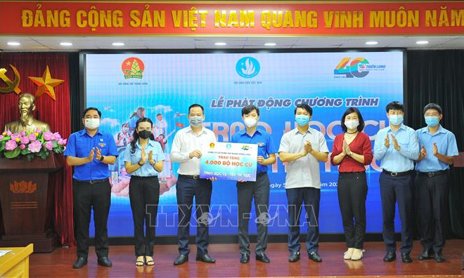 Trao hàng nghìn học cụ, học bổng tiếp bước học sinh, sinh viên đến trường