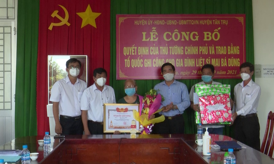 Tân Trụ: Trao Bằng Tổ quốc ghi công cho gia đình liệt sĩ Mai Bá Dũng