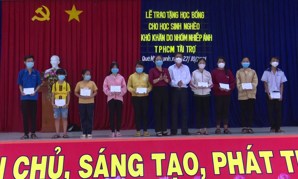 Hội LHPN Huyện Tân Trụ trao học bổng cho học sinh nghèo vượt khó học giỏi