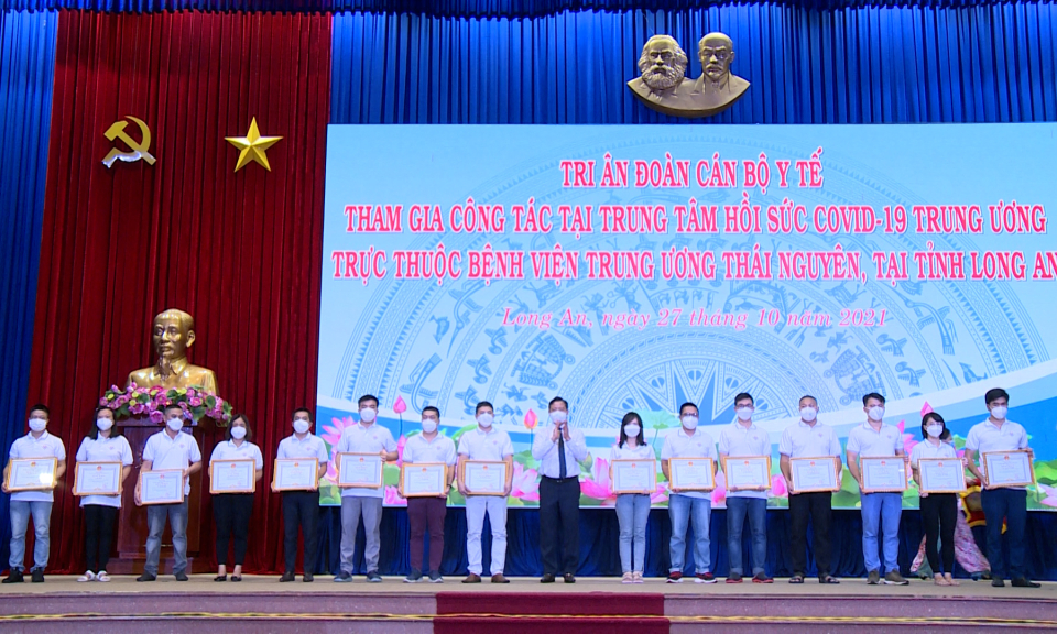 Long An tri ân Đoàn cán bộ y tế Trung tâm hồi sức COVID-19 bệnh viện TW Thái Nguyên