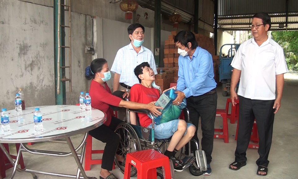 Đức Hòa: Tặng 100 phần quà cho người dân gặp khó khăn