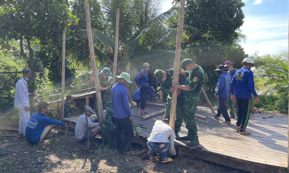 Tân Hưng: Đồn Biên phòng Sông Trăng giúp dân làm nhà