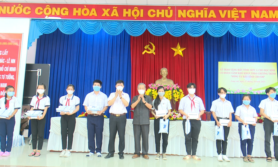 Trao tặng 93 máy tính bảng cho học sinh khó khăn từ chương trình &#8220;Máy tính cho em&#8221;