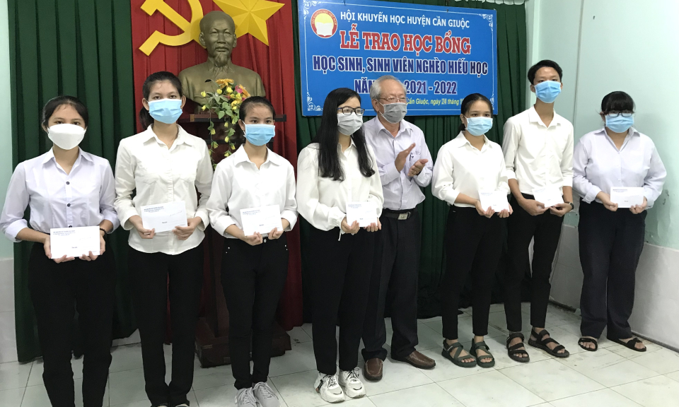 Cần Giuộc: Trao 22 suất học bổng cho các tân sinh viên khó khăn