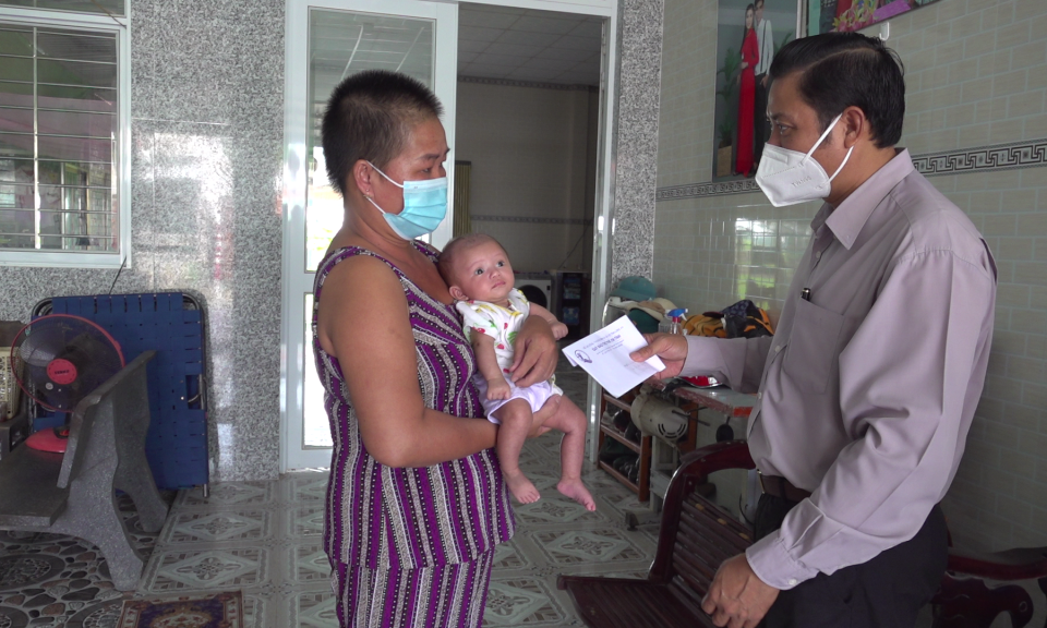 Tân Hưng: Thăm và tặng quà cho trẻ mồ côi, có cha hoặc mẹ mất do COVID-19
