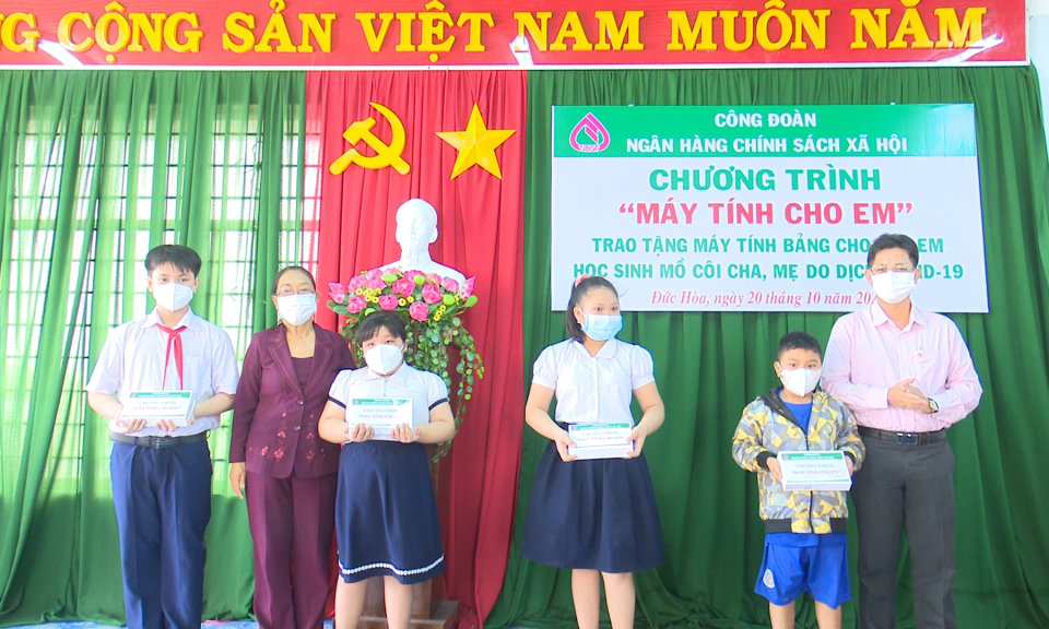 Bến Lức, Đức Hòa: Trao tặng máy tính bảng cho các em học sinh từ Chương trình “Máy tính cho em”