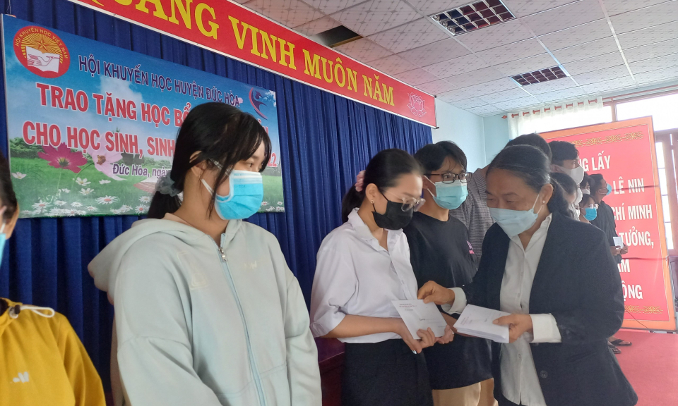 Đức Hòa: Trao học bổng Võ Văn Tần và khen thưởng sinh viên giỏi
