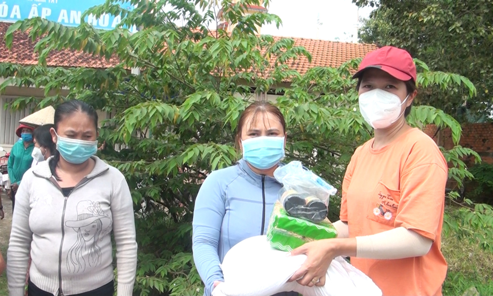 Đức Hòa: Trao tặng quà cho người dân khó khăn bị ảnh huởng bởi dịch bệnh Covid-19