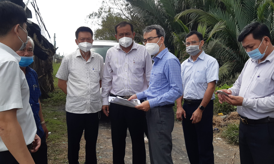 Đoàn công tác Viên khoa học thủy lợi Miền Nam khảo sát tuyến đê bao chống lũ huyện Châu Thành