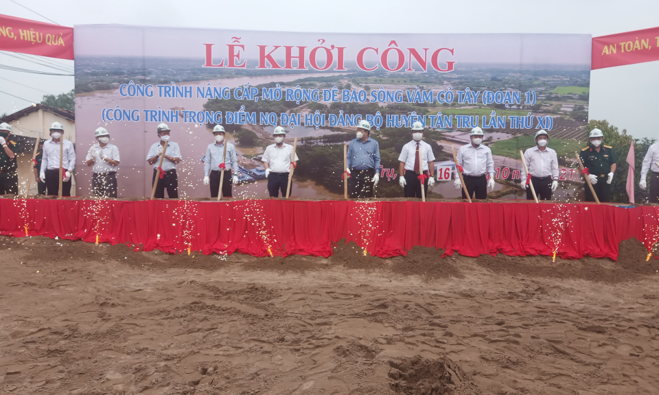 Tân Trụ: Khởi công công trình đường giao thông ven sông Vàm Cỏ Tây