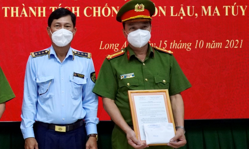 UBND tỉnh Long An thưởng nóng 50 triệu đồng cho Phòng Cảnh sát kinh tế Công an tỉnh Long An