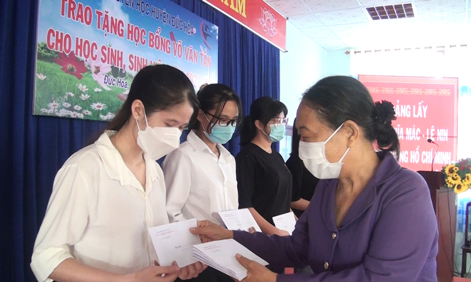 Đức Hòa: Trao học bổng Võ Văn Tần cho sinh viên có hoàn cảnh khó khăn