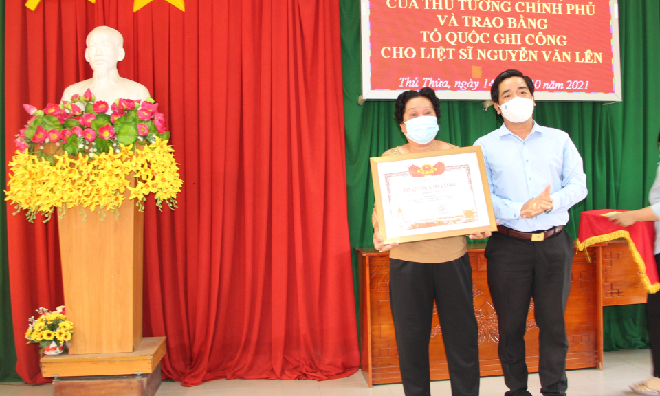 Thủ Thừa: Trao bằng Tổ quốc ghi công cho thân nhân liệt sĩ cho thân nhân liệt sĩ