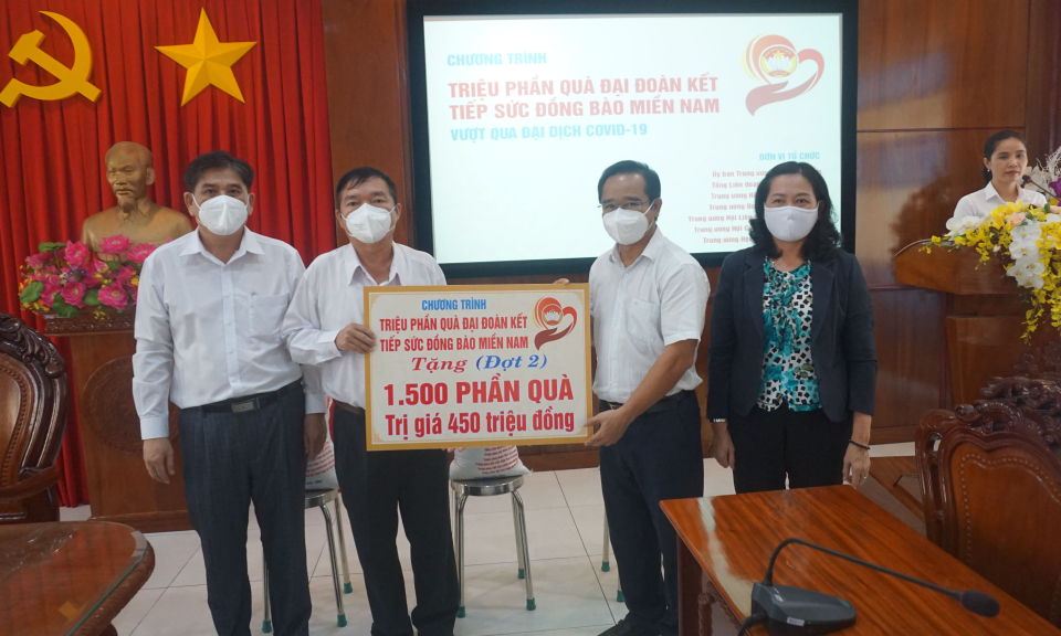 Bến Lức, Thủ Thừa: Trao tặng quà tiếp sức người dân khó khăn vượt qua đại dịch COVID-19