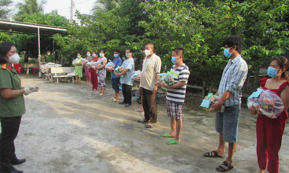 Công an Bến Lức “San sẻ yêu thương – chung tay vượt qua đại dịch”