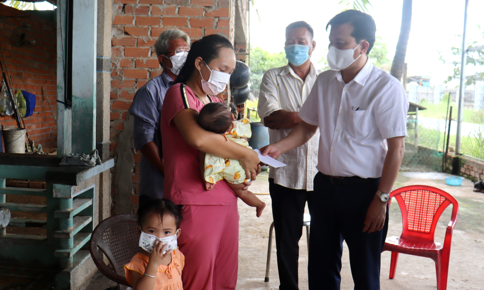 Phó Bí thư Thường trực Tỉnh ủy Nguyễn Thanh Hải thăm, tặng quà trẻ em mồ côi cha, mẹ tử vong do Covid-19