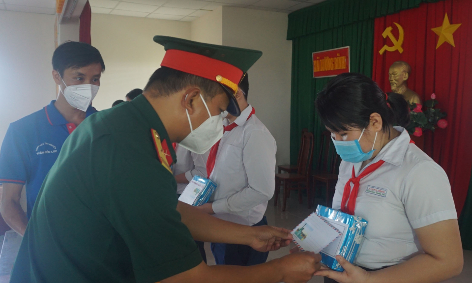 Bến Lức: Tiếp sức đến trường cho học sinh khó khăn