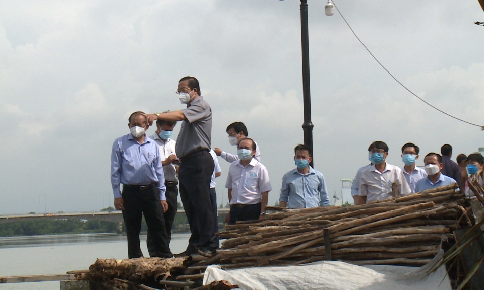 Phó Chủ tịch UBND tỉnh Nguyễn Minh Lâm khảo sát công trình “Xử lý sạt lở bờ sông Cần Giuộc”