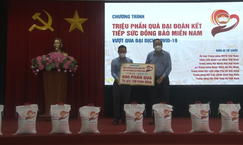 Tân Thạnh, TX Kiến Tường: Trao tặng “Triệu phần quà đại đoàn kết tiếp sức đồng bào miền Nam vượt qua đại dịch Covid-19”