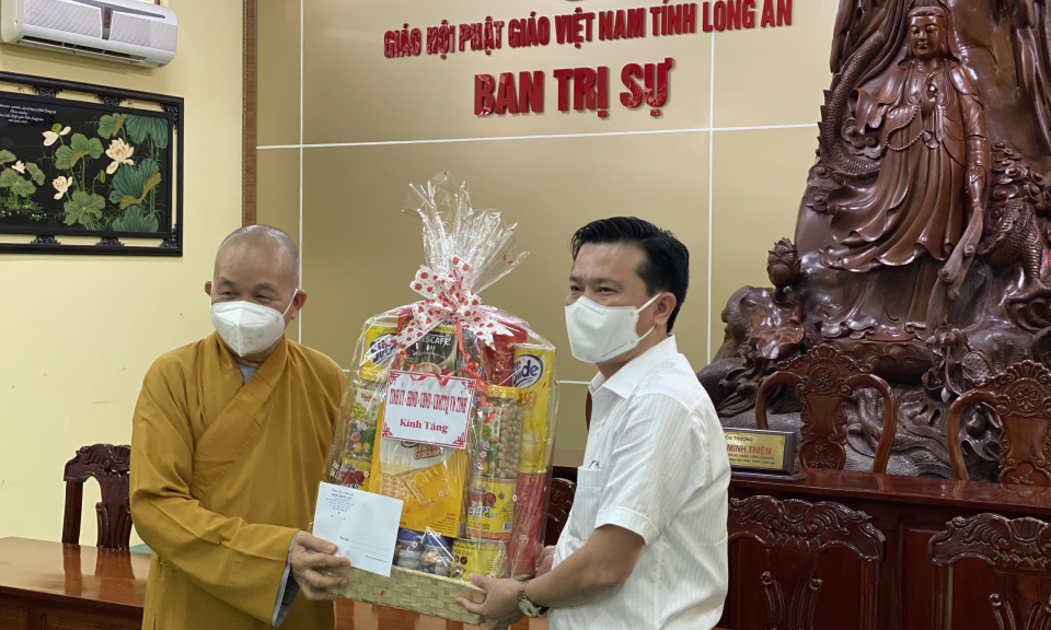 Lãnh đạo tỉnh Long An thăm, tặng quà các cơ sở tôn giáo