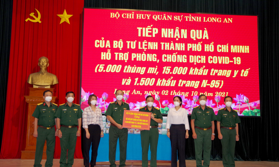 Bộ Tư lệnh Thành phố Hồ Chí Minh trao tặng quà hỗ trợ Bộ CHQS tỉnh Long An