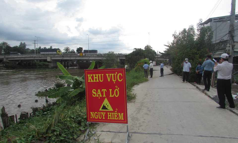 Bến Lức: Khảo sát thực tế tình trạng sạt lở tuyến đê kênh Xáng Lớn