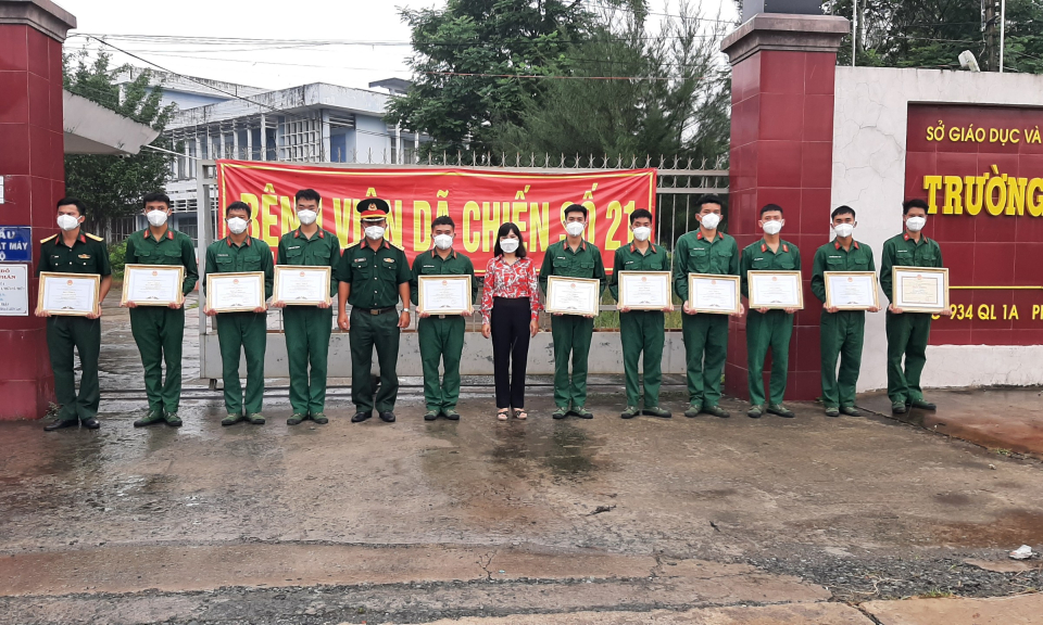 Khen thưởng 50 cá nhân có thành tích xuất sắc trong công tác phòng, chống dịch COVID-19