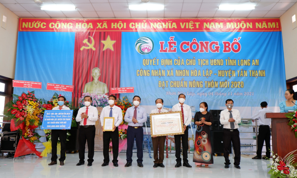 Tân Thạnh: Xã Nhơn Hòa Lập đón nhận danh hiệu xã đạt chuẩn nông thôn mới