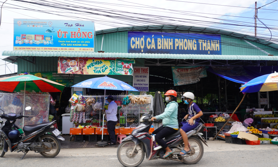 Mộc Hóa &#8211; Người dân nâng cao cảnh giác khi địa phương nâng cấp độ dịch