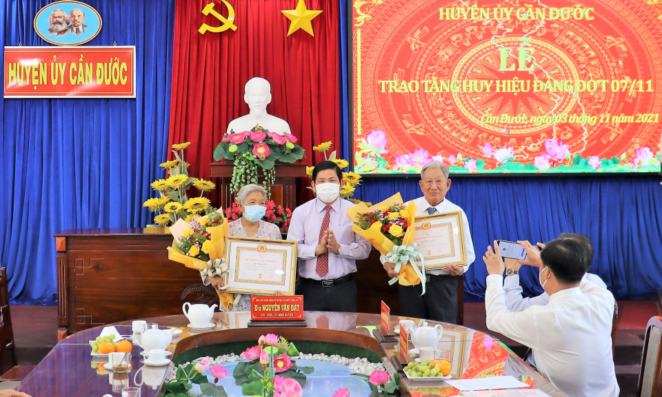 Huyện ủy Cần Đước tổ chức Lễ trao huy hiệu Đảng đợt 7/11