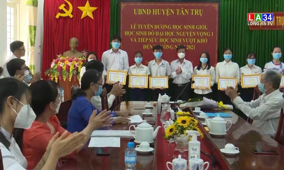 Tân Trụ : Tuyên dương học sinh đỗ đại học và tiếp sức học sinh vượt khó đến trường