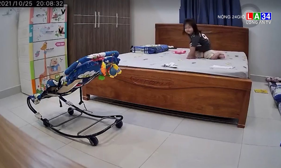 &#8220;Thót tim&#8221; cảnh bé gái 2 tuổi chơi cùng em