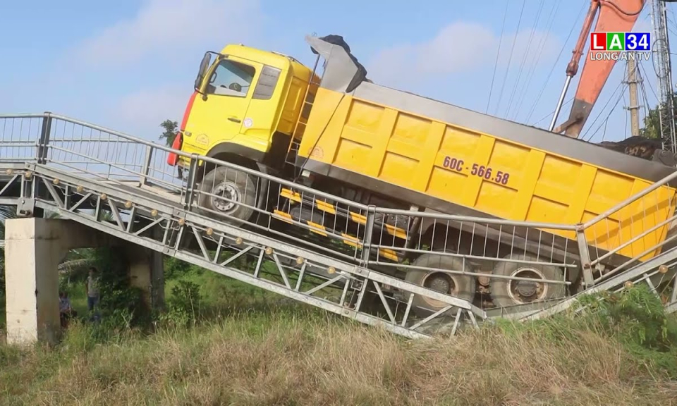 Mộc Hóa: Bố trí đò tạm phục vụ miễn phí cho người và phương tiện sau sự cố sập cầu