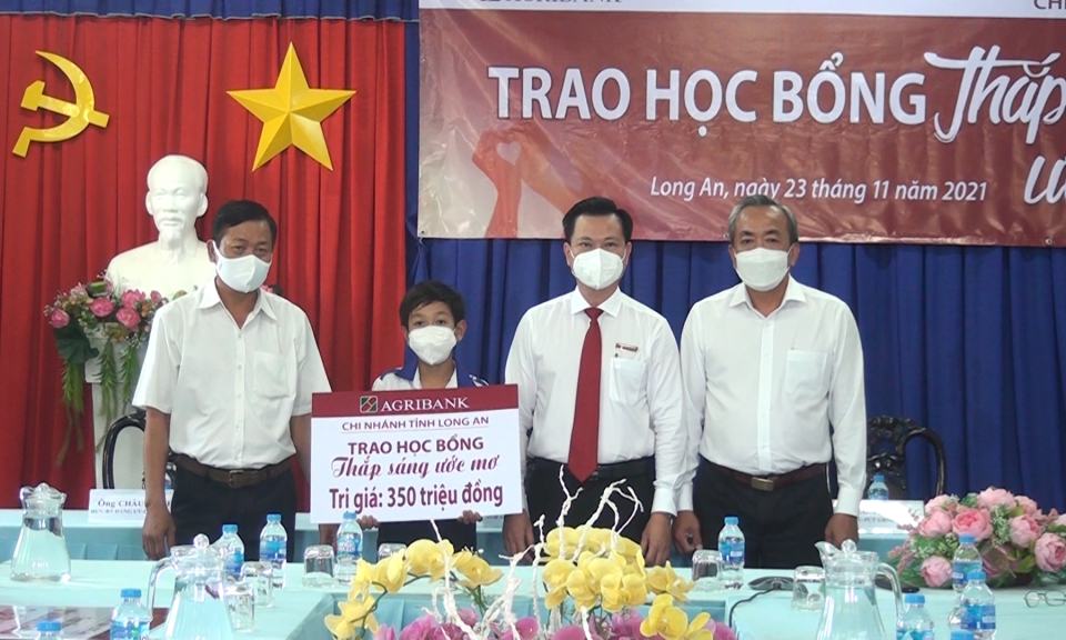 Agribank Long An trao học bổng “Thắp sáng ước mơ” tại Đức Hoà