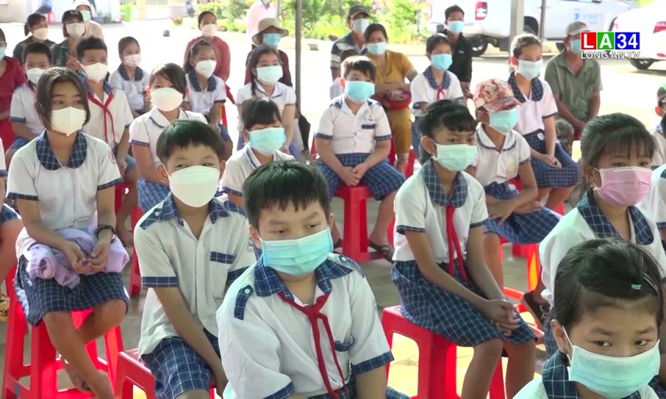 Bến Lức: Trao tặng máy tính bảng cho học sinh khó khăn
