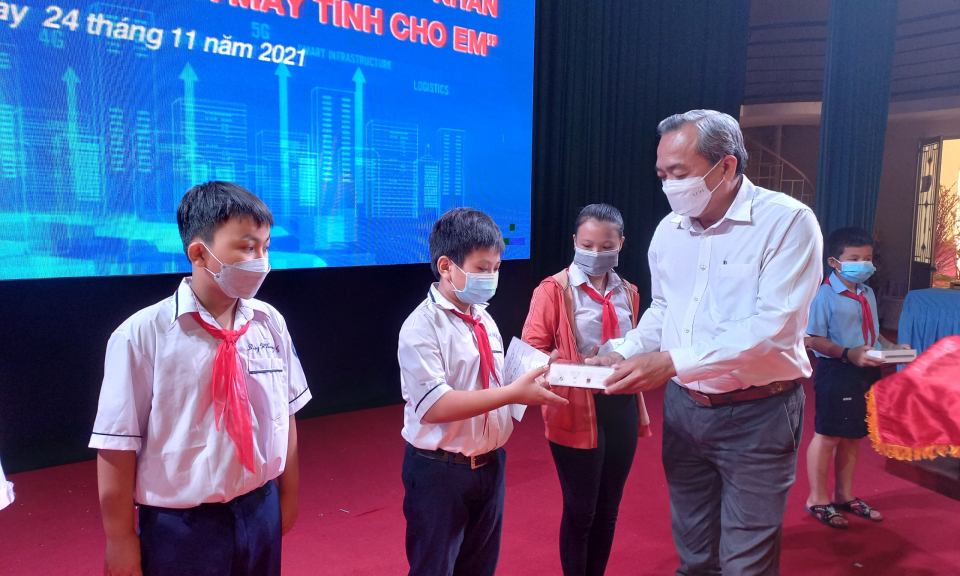 Đức Hòa trao tặng máy tính bảng cho học sinh