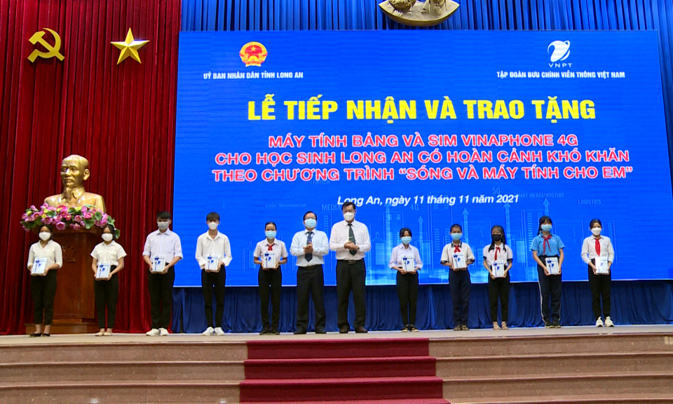 Long An: Chương trình “Sóng và máy tính cho em”