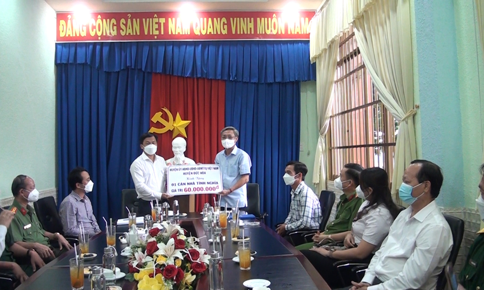 Đức Hòa: Chủ tịch UBND huyện thăm đơn vị hỗ trợ phòng, chống dịch