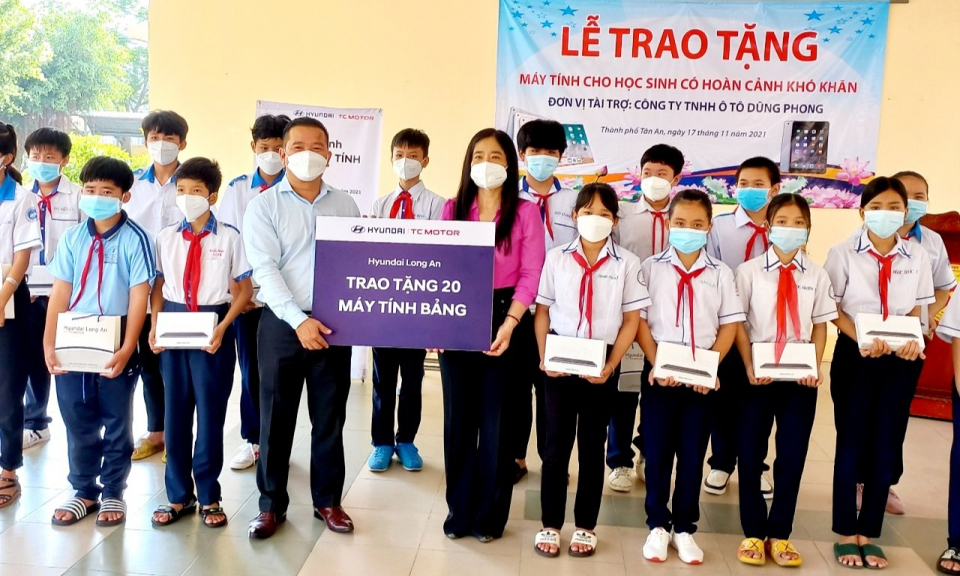 TP Tân An: trao tặng 60 máy tính bảng cho học sinh nghèo vượt khó