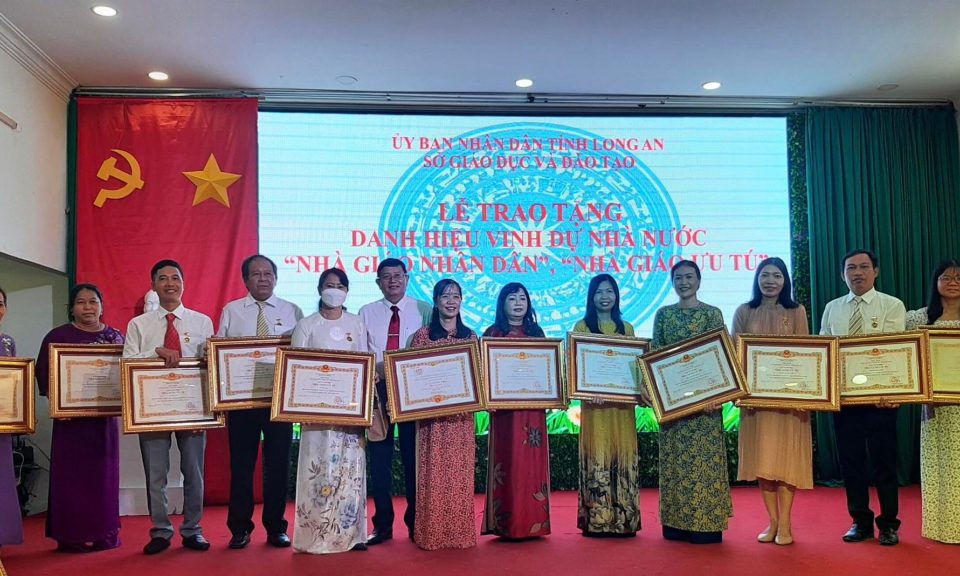 Bến Lức: 12 giáo viên vinh dự nhận danh hiệu “Nhà giáo ưu tú”