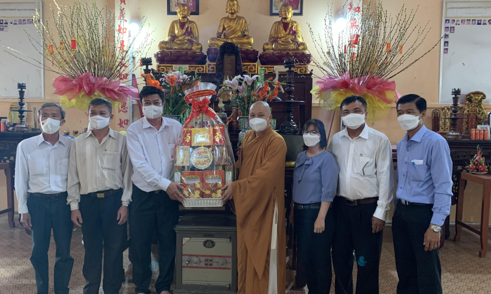 Lãnh đạo huyện Châu Thành thăm, tặng quà các cơ sở tôn giáo