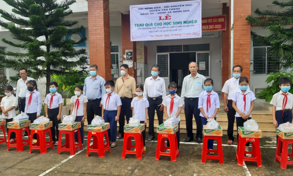 Tân Thạnh: Hội nông dân tặng quà cho học sinh nghèo ảnh hướng bởi dịch bệnh COVID-19