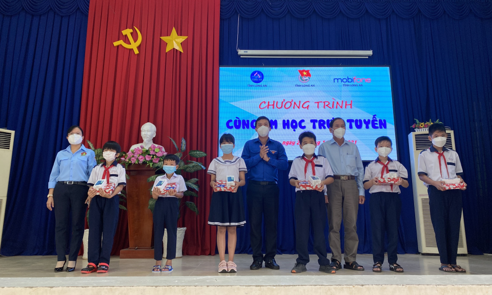 Long An: Trao 5.000 sim data cho học sinh khó khăn