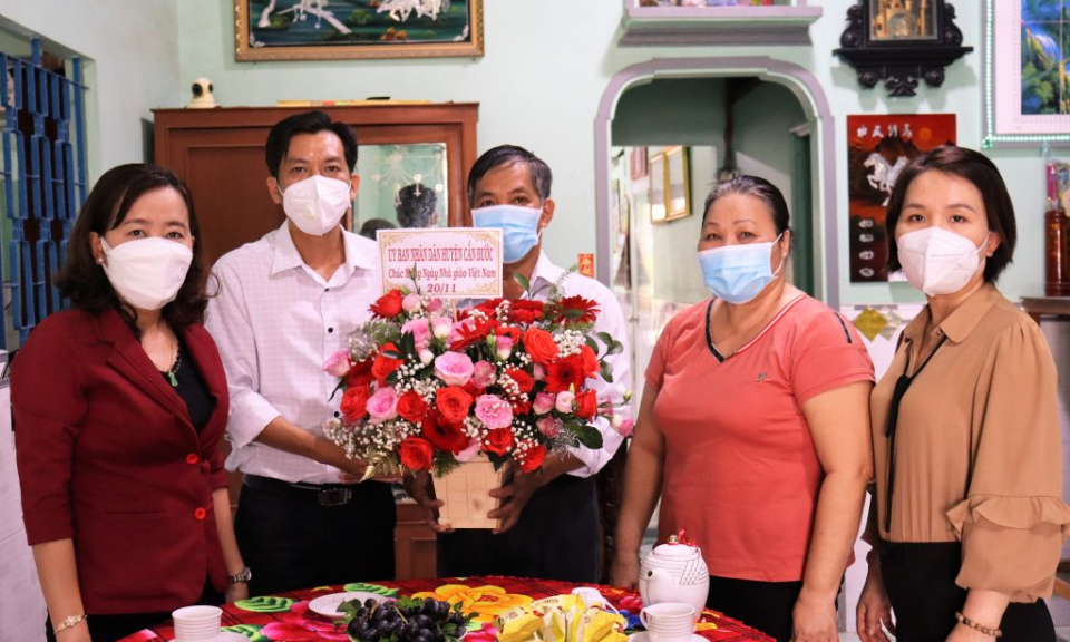 Cần Đước: Phó Chủ tịch UBND huyện thăm, tặng hoa các Nhà giáo ưu tú