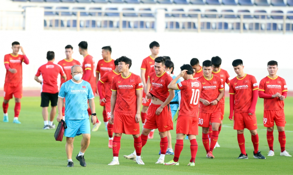 ĐT Việt Nam hào hứng tập luyện trên mặt sân chất lượng Ngoại hạng Anh