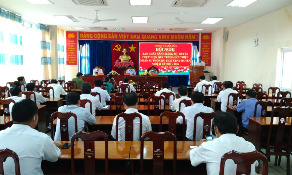 Mộc Hóa giới thiệu nhân sự Phó Chủ tịch UBND huyện