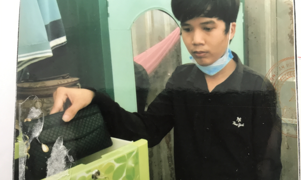 Trộm tiền để trả nợ