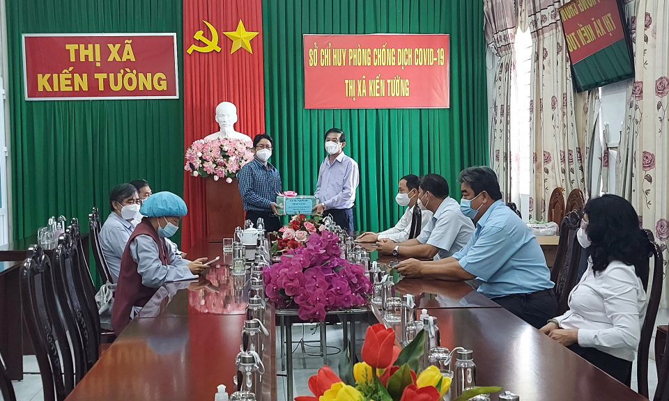 Kiến Tường &#8211; Tiếp nhận 200 lọ thuốc đông y điều trị COVID-19
