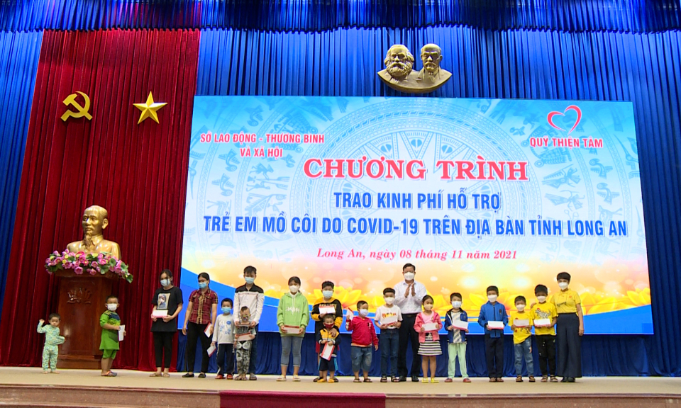 Tỉnh Long An trao kinh phí hỗ trợ cho 69 trẻ em mồ côi do dịch COVID-19